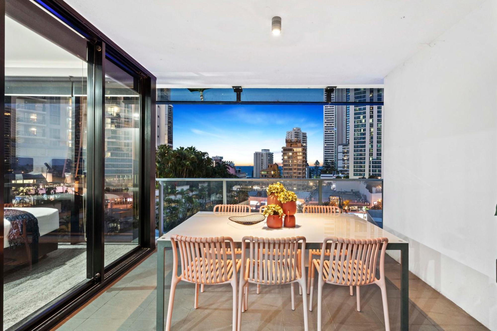 Circle On Cavill - Self Contained & Privately Managed Apartments - Wow Stay Gold Coast Exterior foto
